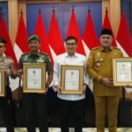 Bupati Bogor Rudy Susmanto Terima Penghargaan Brevet Kehormatan Paspampres “Setia Waspada” Dari Paspampres RI 
